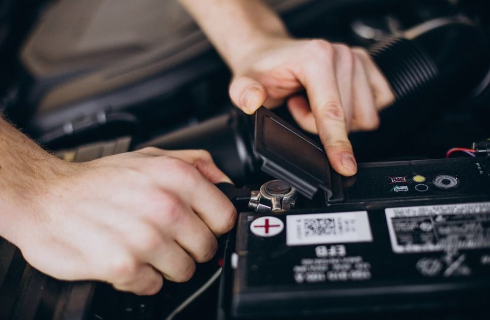 Panduan Lengkap Mengenal Tanda Tanda Baterai 12 Volt Mobil Perlu Diganti Sebelum Mogok